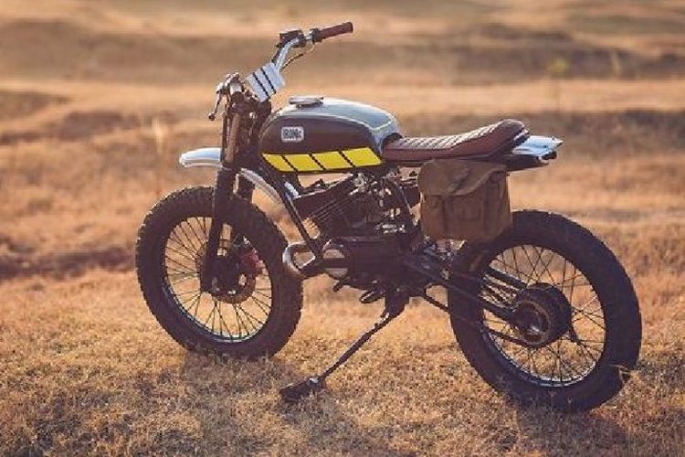 Yamaha RX-King yang sudah diubah menjadi motor custom bergaya scrambler