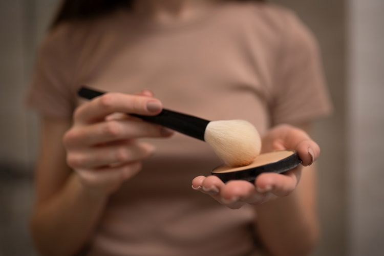 Apa saja kesalahan memakai blush on yang terjadi? Menurut pakar, salah satunya adalah tidak pakai blush on sesuai bentuk wajah.