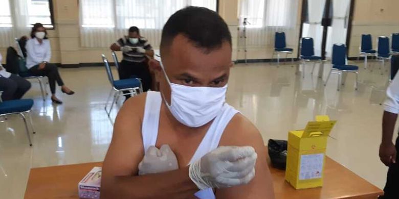 Covid-19 vaccine volunteer Dr. Aaron Rumainum self-injects Sinovacs Covavax vaccine in Jayapura, Papua, Wednesday (13/1/2021)