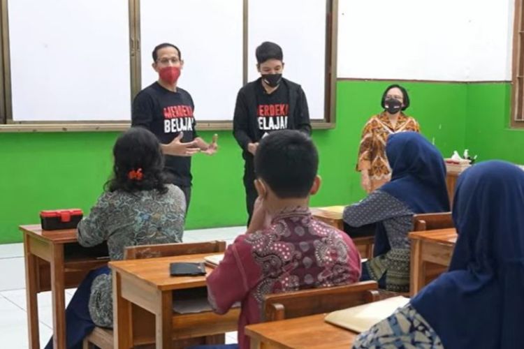 Menteri Nadiem dan Desta menjadi guru tamu di salah satu sekolah di Jakarta. 
