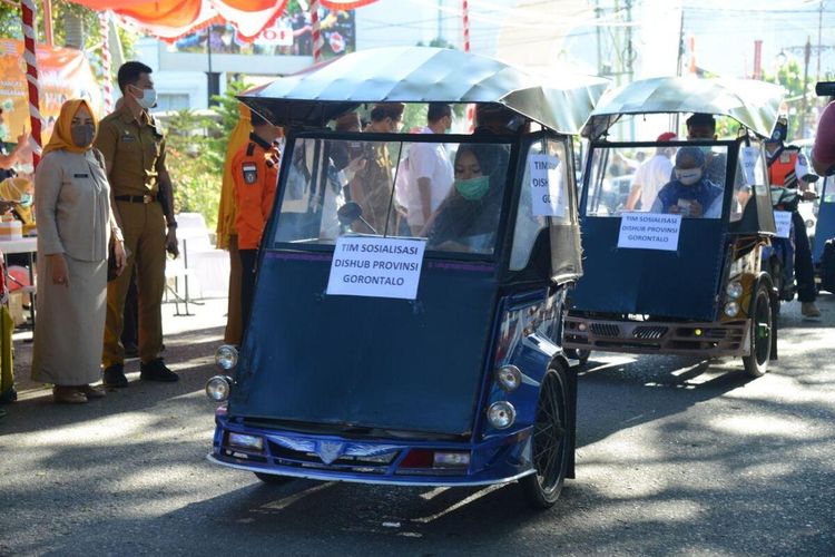 Sejumlah pengendara bentor, kendaraan khas Gorontalo yang memiliki roda tiga dilibatkan dalam sosialisasi protokol kesehatan. Warga harus menaati peraturan  untuk memutus mata rantai Covid-19.