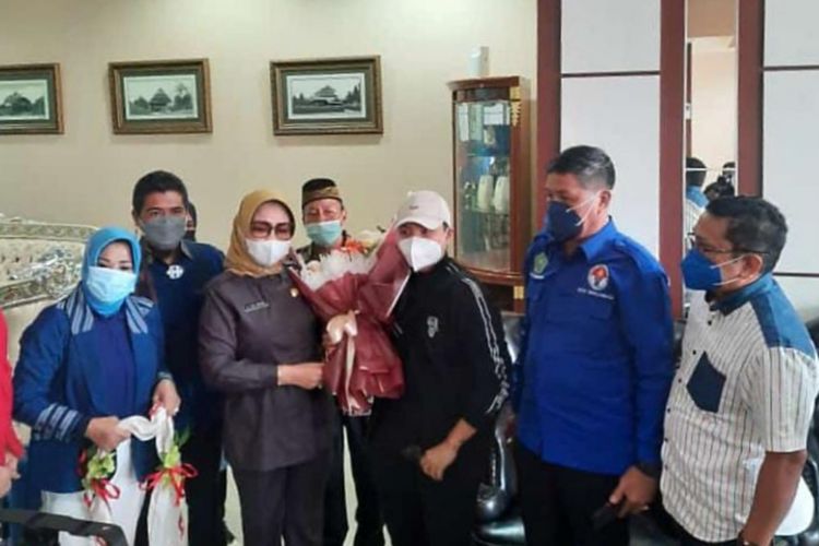 Atlet peraih medali emas di Olimpiade Tokyo, Apriyani Rahayu tiba di bandara Haluoleo Kendari disambut Sekda Provinsi Sultra Endang Abbas Huraera (Foto Istimewa)