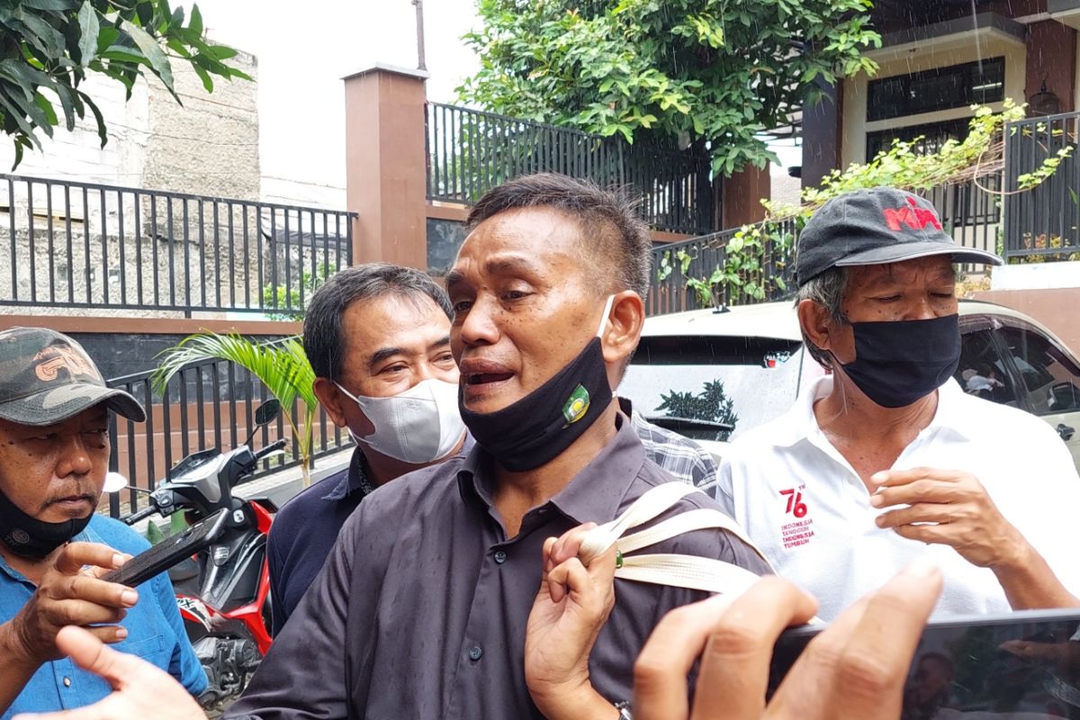 MAK, Ketua RW04, Pedurenan, Karang Tengah, Kota Tangerang, saat ditemui di kantor Kelurahan Pedurenan, Jumat (19/11/2021).