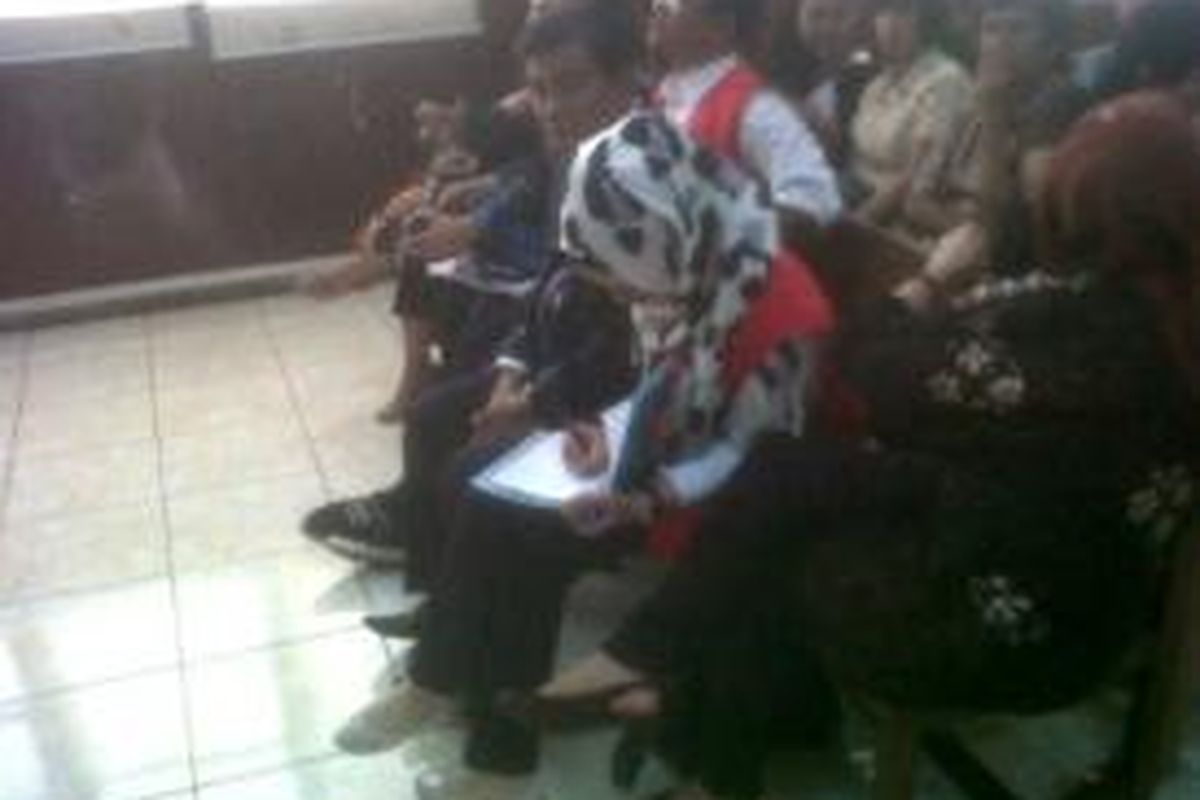 Sambil menunggu sidang di Pengadilan Negeri Jakarta Pusat, Selasa (26/8/2014), terdakwa kasus pembunuhan Ade Sara, Assyifa Ramadhani, menyibukkan diri dengan menulis.