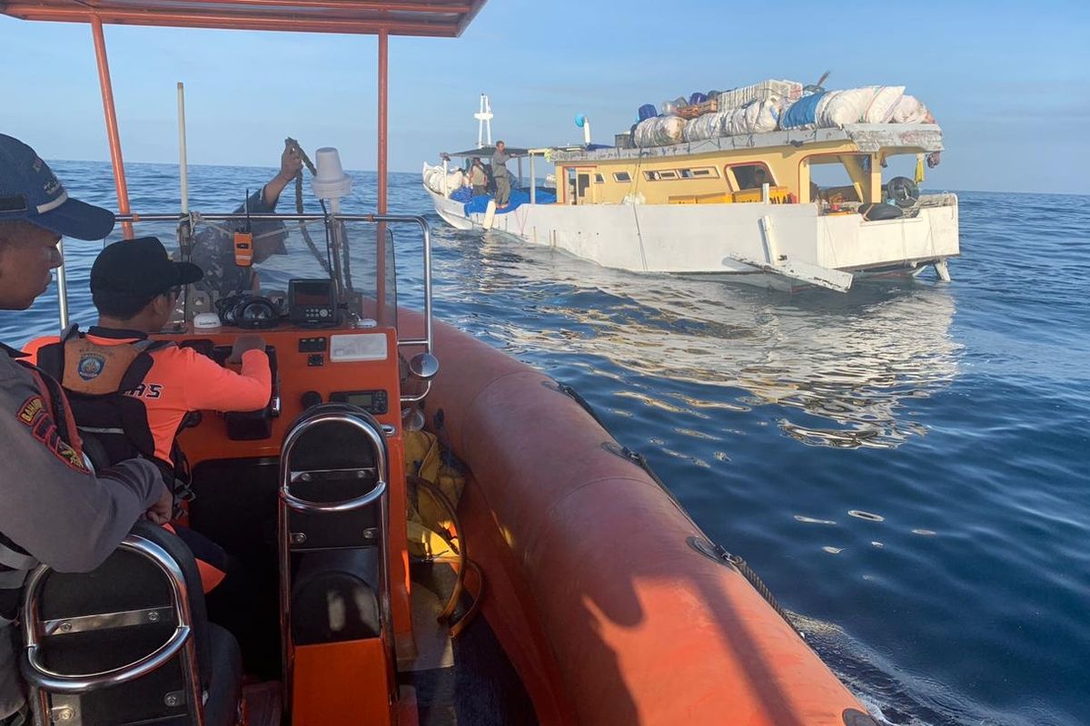 Evakuasi awak kapal di perairan utara Bali yang mengalami patah baling-baling saat berlayar, Minggu (7/7/2024).