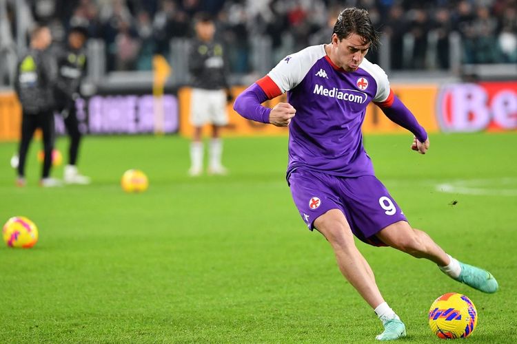 Bomber Fiorentina, Dusan Vlahovic, saat membela La Viola pada ajang Liga Italia 2021-2022.