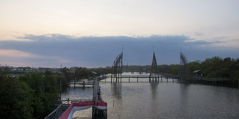 Panorama di Kawasan Wisata Mangrove, Kulon Progo, Yogyakarta berupa konstruksi jembatan dari bambu yang begitu menawan.