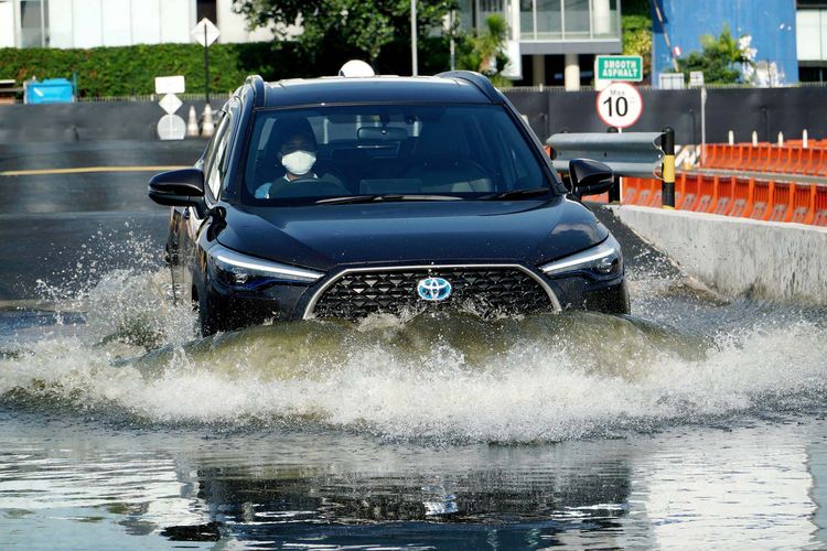 Toyota Corolla Cross melewati simulasi banjir