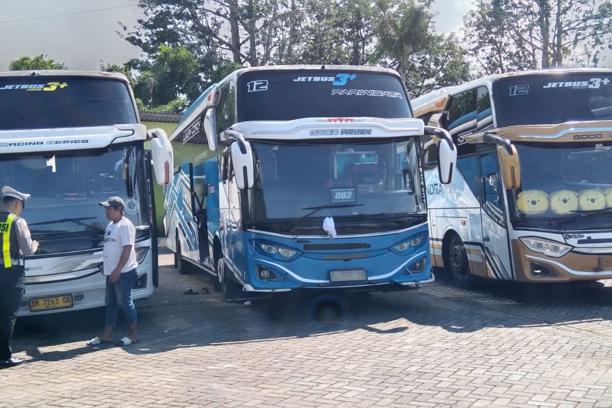 Polisi mengecek tiga bus pariwisata tak laik jalan yang mengangkut rombongan pelajar SMK dari Bali di salah satu rest area, Kota Batu, Jawa Timur pada Kamis (9/1/2024). 