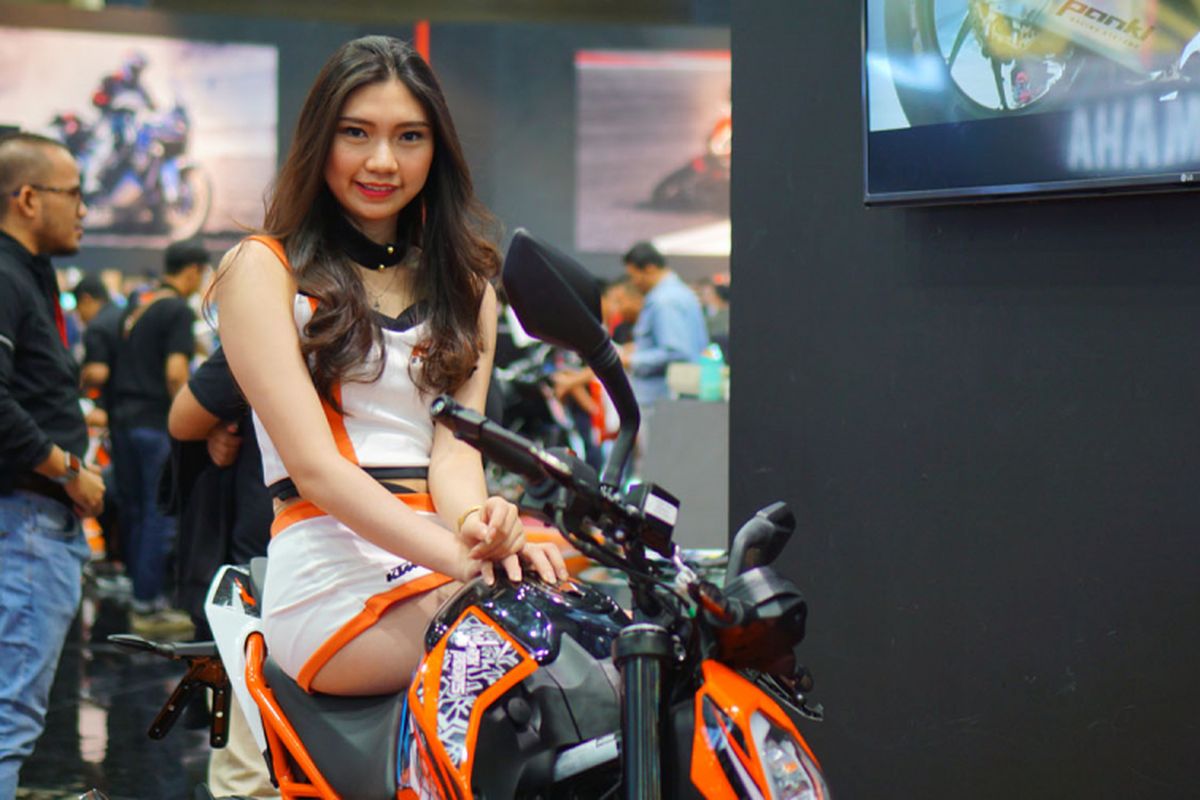 Sales Promotion Girl (SPG) beragam merek roda dua ikut menyemarakkan pameran IMOS 2018