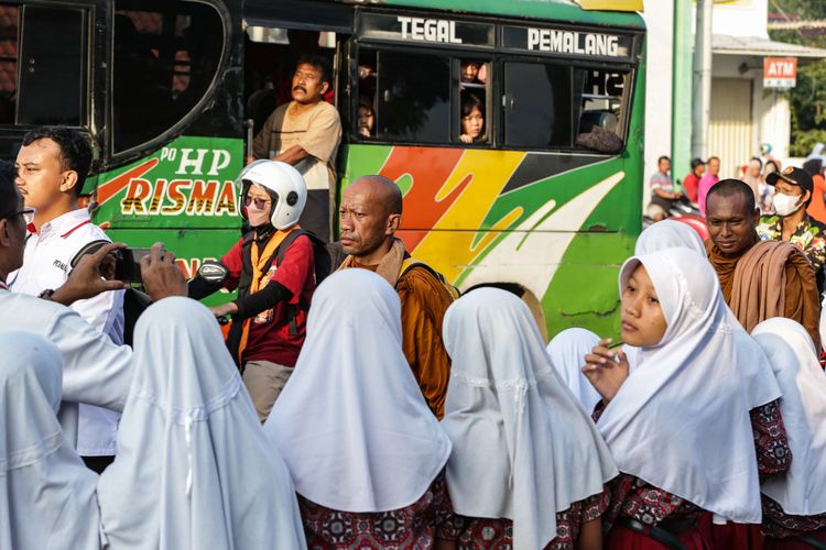 Biksu menjalani ritual thudong kembali melanjutkan perjalanan dari Kota Tegal, Jawa Tengah, Rabu (24/5/2023). Sebanyak 32 biksu jalan kaki dari Thailand menuju Candi Borobudur untuk meyambut Hari Raya Waisak.