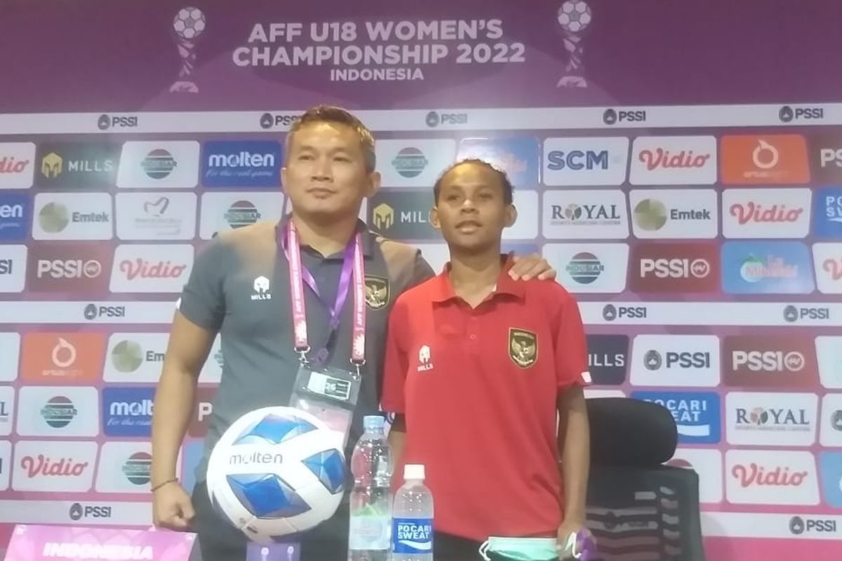 Pelatih Kepala timnas Putri Indoensia Rudy Eka Priyambada bersama Marsela Yuliana Awi memerikan keterangan pers usai melawan Vietnam dengan skor akhir 2-1, Selasa (26/7/2022).