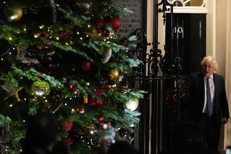 Perdana Menteri Inggris Boris Johnson menyalakan lampu pohon Natal Downing Street di London, Rabu, 1 Desember 2021.