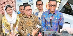 Menteri Perdagangan RI Budi Santoso (tengah) didampingi Wakil Menteri Perdagangan RI Dyah Roro Esti Widya Putri (kiri), Sekretaris Jenderal Kementerian Perdagangan Isy Karim (kedua dari kiri), Direktur Utama PLN Darmawan Prasodjo (kanan), dan General Manager PLN UID Jakarta Raya Moch Andy Adchaminoerdin (kedua dari kanan) saat memberikan keterangan kepada media usai peresmian SPKLU di lingkungan Kemendag, Jakarta, Kamis (5/3/2026).