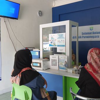 Suasana ruang pendaftaran pasien di Klinik Purwanegara by Ibunda, Banjarnegara, Jateng, yang melayani pasien JKN pada Senin (29/7/2024) pagi. Klinik Purwanegara adalah cabang dari Klinik Ibunda di Kecamtan Purwareja Klampok yang mengalami perkembangan setelah bekerja sama dengan BPJS Kesehatan sejak awal program JKN lahir pada 2014. Di ruang itu, terpampang juga media informasi berisi 7 janji layanan JKN faskes.