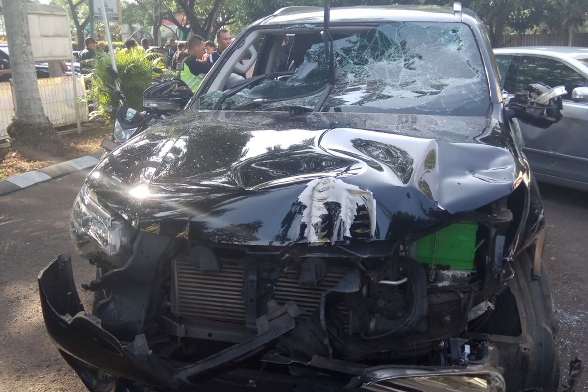 Mobil Toyota Fortuner berpelat  B 1828 RY yang digunakan pelaku untuk memasuki perumahan di Alam Sutera dan membobol rumah kosong. 