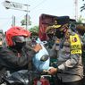 Kakorlantas Cek Penyekatan di Serang, Bagikan Sembako-Masker ke Pengendara