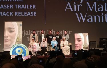 Produser, sutradara, dan para pemain film Keajaiban Air Mata Wanita atau Kamawa dalam konferensi pers di Jakarta Pusat, Minggu (11/10/2024).