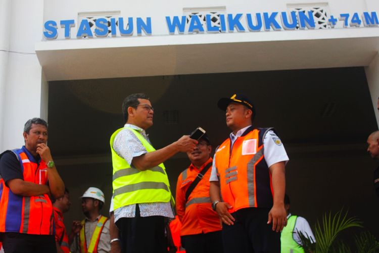 Direktur Jenderal Perkeretaapian Kementerian Perhubungan  Zulfikri (rompi kuning didampingi Kadaop 7 Madiun Wisnu Pramudyo meresmikan jalur ganda di Satisun Walikukun Kabupaten Ngawi.