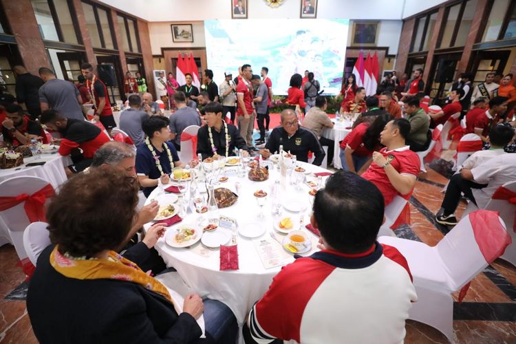 Sebelum FIFA Matchday 14 Juni 2023 nanti,  PSSI, Pemkot Surabaya dan pihak sponsor mengadakan gala dinner untuk Timnas Indonesia dan Palestina dilaksanakan di Taman Surya, Balai Kota Surabaya pada Minggu (11/6/2023) malam.
