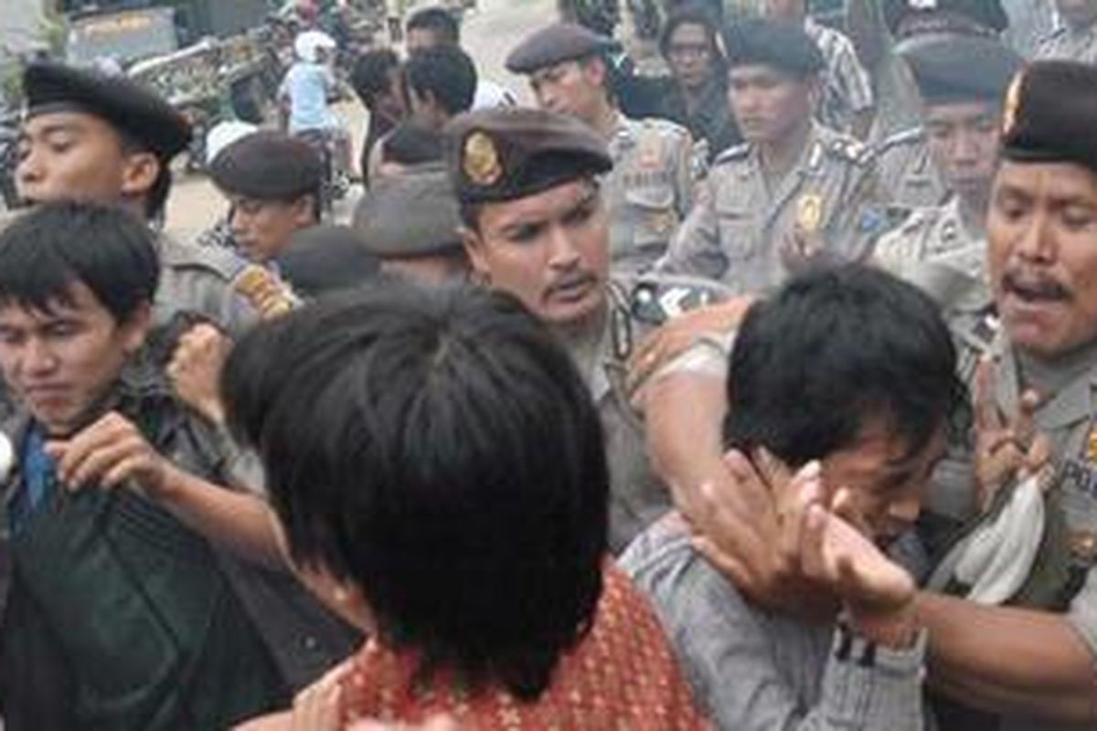 Mahasiswa asal kepulauan Raas Sumenep, saat adu jotos dengan Polisi setelah mereka dilarang masuk ke kantor Kejari Sumenep, dalam aksi demonstrasi kasus Raskin tahun 2008, Senin (05/03/2012)
