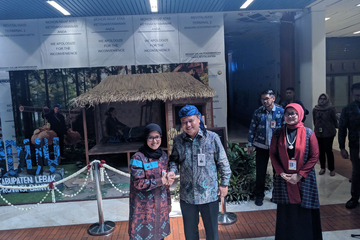 Executive General Manager Bandara Soekarno-Hatta, Agus Haryadi bersama Bupati Lebak, Iti Oktavia Jayabaya meresmikan booth ciri khas wisata Lebak di Terminal 2 Bandara Soekarno-Hatta, Jumat (27/12/2019).