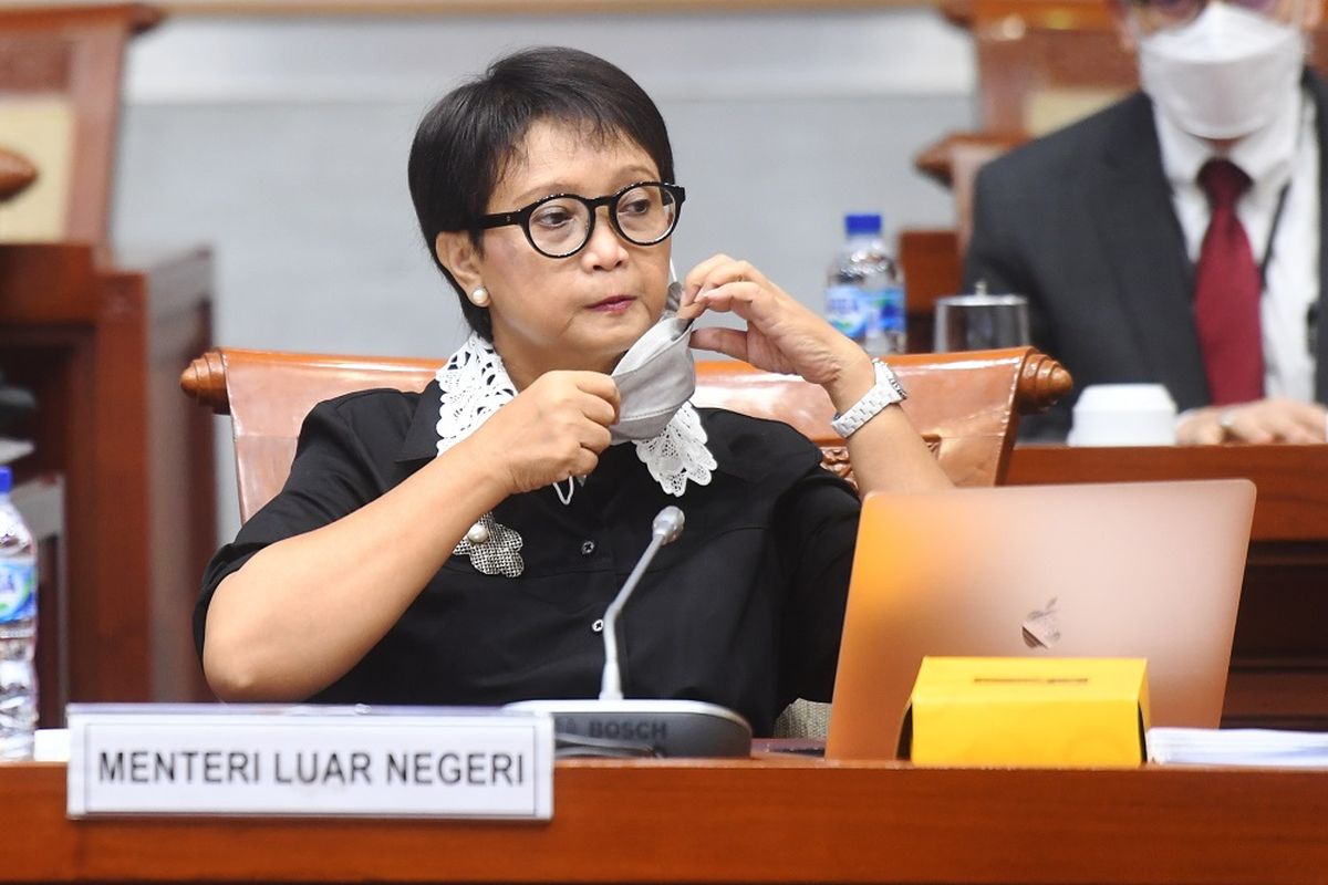 Menteri Luar Negeri Retno Marsudi mengikuti rapat kerja dengan Komisi I DPR di Kompleks Parlemen, Senayan, Jakarta, Senin (14/2/2022). Rapat kerja tersebut diantaranya membahas usulan reaktivasi pembukaan hubungan diplomatik dengan Republik Sudan Selatan serta rencana kerja dan program prioritas pada Presidensi Indonesia di G-20. ANTARA FOTO/Hafidz Mubarak A/pras.