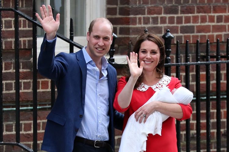 Pangeran William dan istrinya, Kate Middleton sambil menggendong anak ketiga mereka melambaikan tangan kepada warga yang berkumpul di luar RS St Mary, London, Senin (23/4/2018). 