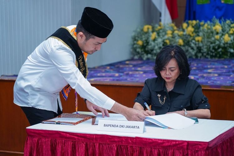 Kepala Badan Pendapatan Daerah (Bapenda) Provinsi DKI Jakarta Lusiana Herawati saat penandatanganan kesepakatan bersama (KB) dan perjanjian kerja sama (PKS) dengan 12 gerai samsat di Aula Badan Pendapatan Daerah, Jakarta, Rabu (7/8/2024). 