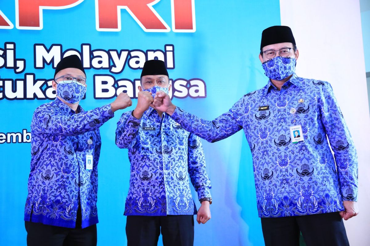 Ketua Umum Korpri Zudan Arif Fakrullah (tengah) dan Direktur BPJS Kesehatan Fachmi Idris (kanan) dalam acara Hari Ulang Tahun (HUT) Korpri ke-49, Minggu (29/11/2020).
