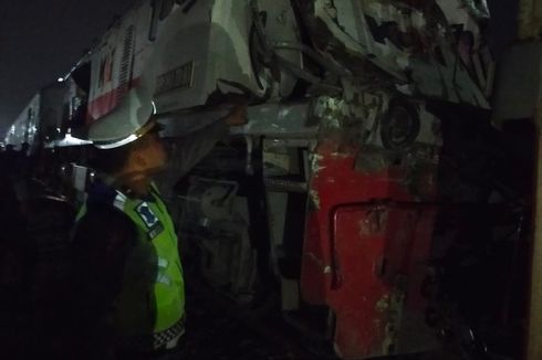 Lokomotif Kereta Medan-Tanjung Balai Hancur Setelah Tabrak Truk Terobos Palang Perlintasan