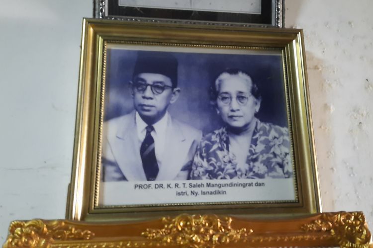 Potret Saleh Mangundiningrat dan istrinya, Isnadikin yang terpasang di kediaman Keluarga Besar Mangunarsan, Desa Balerejo, Kecmatan Kebonsari, Kabupaten Madiun. Mereka adalah orangtua dari intelektual independen Indonesia, Soedjatmoko.