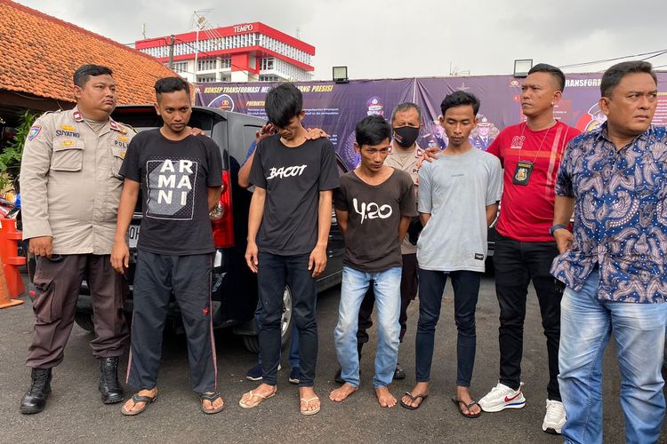 Polisi menangkap empat pelaku pemalakan di kawasan lampu merah pintu masuk tol Tomang, Jakarta Barat, Kamis (9/3/2023) malam. Kini, keempatnya telah diamankan di Mapolsek Palmerah. 