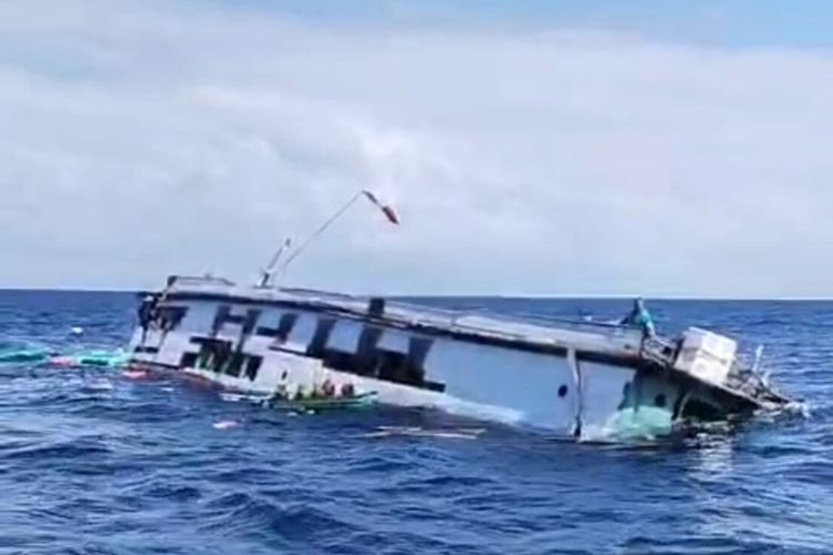 Detik-detik KM Mahkota Tenggelam di Morowali, Evakuasi Penumpang Pakai Rakit Gabus