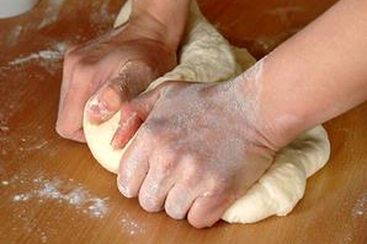 Ulenan roti akan terasa cukup jika kulitnya terdengar berongga saat ditepuk.