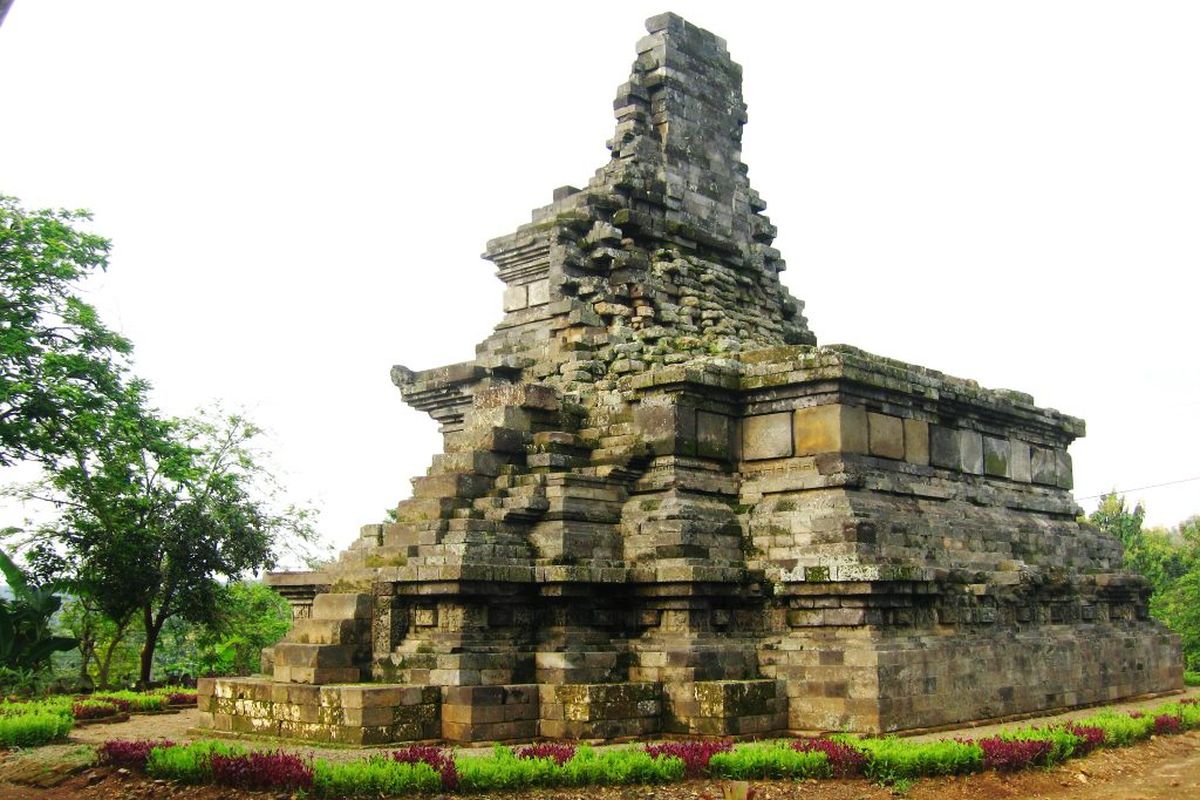 Candi Rimbi di Jombang, peninggalan Majapahit abad ke-14 yang diduga berkaitan dengan Ratu Tribhuwana Tunggadewi.