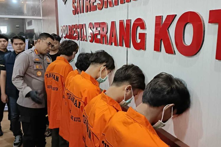 Polisi menangkap lima pengeroyok warga Serang hingga tak sadarkan diri usai menonton konser musik di Alun-alun Kota Serang. Minggu (29/10/2023)