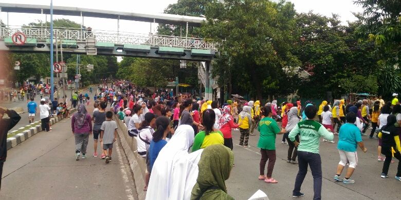 Kegiatan Hari Bebas Kendaraan Bermotor (HBKB) yang dilaksanakan di Jalan Mampang Prapatan Raya, Minggu (21/1/2018).