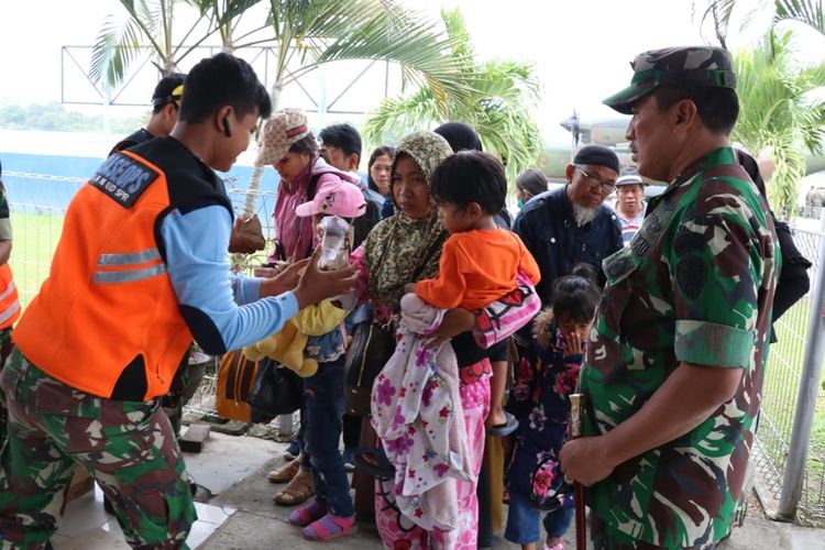 Para pengungsi dari Wamena, Kabupaten Jayawijaya, tiba di Jayapura, Jumat (27/9/2019)