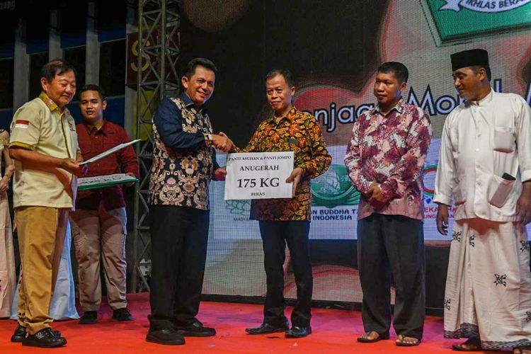 Gubernur Kepri Ansar Ahmad bersama Permabudhi Panitia Bersama Dharmasanti memberikan bantuan sembako untuk masyarakat Tanjungpinang