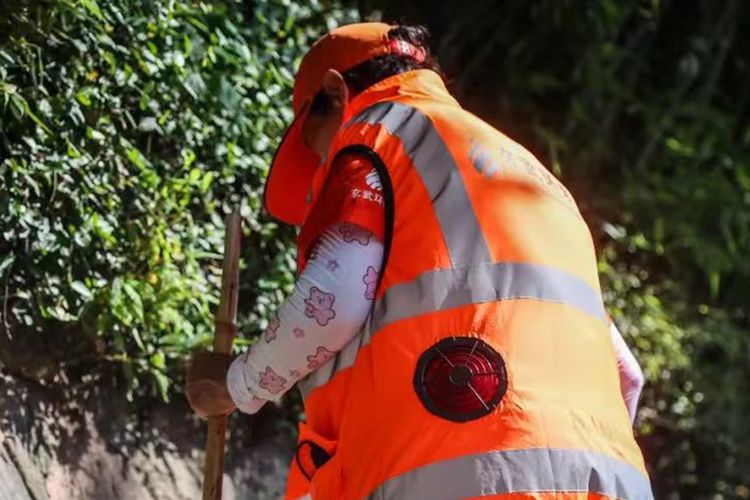 China Bikin Rompi dan Topi 