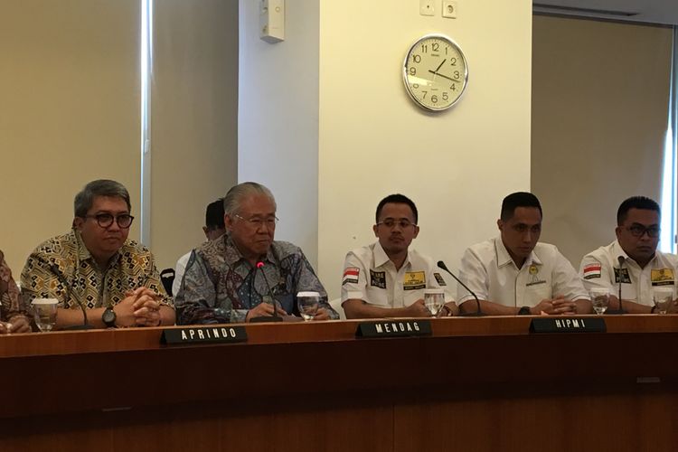 Menteri Perdagangan Enggartiasto Lukita bersama Ketua Umum Asosiasi Pengusaha Ritel Indonesia (Aprindo) dan perwakilan HIPMI saat menyampaikan rencana membuat Ummart (Umat Mart) di kantor Kemendag, Jakarta Pusat, Senin (9/4/2018). Ummart merupakan toko ritel yang akan dibangun di lingkungan pondok pesantren di seluruh Indonesia. 