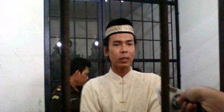 Terpidana kasus mutilasi 11 mayat, Verry Idham Henyansyah alias Ryan alias Ryan Jombang saat menjalani persidangan di Pengadilan Negeri Depok pada 22 September 2011.