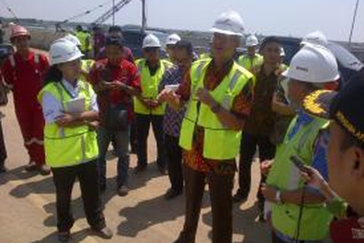 Gubernur Jawa Tengah Ganjar Pranowo meninjau progres pembangunan bandara baru Ahmad Yani Semarang, Kamis (7/5/2015)