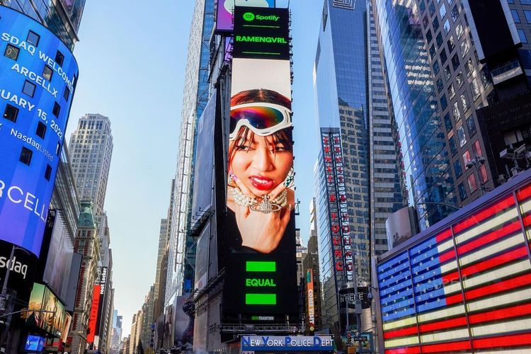 Wajah rapper Ramengvrl terpampang di Times Square New York.