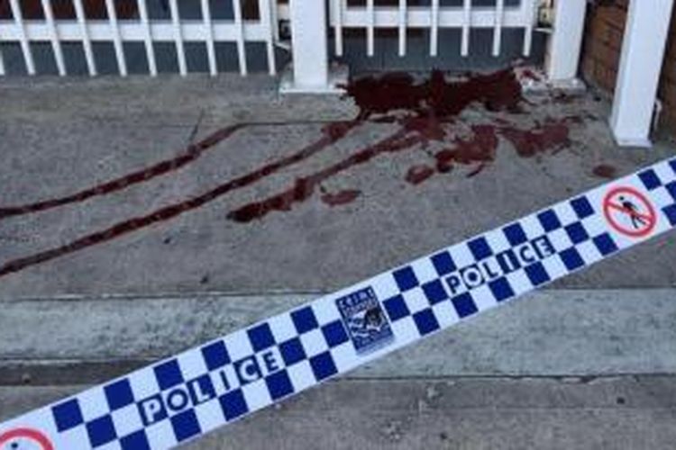 Garis polisi membatasi lokasi tempat cat berwarna merah disiramkan ke tembok gedung kantor Konsulat Jenderal Indonesia di Sydney, Australia, Selasa (3/3/2015).