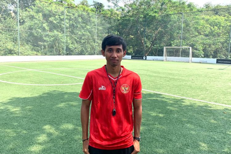 Pelatih timnas sepak bola amputasi Indonesia, Bayu Guntoro, seusai memimpin latihan di Sports Club Serena Mansion, Jakarta, pada Selasa (5/7/2022) pagi WIB.