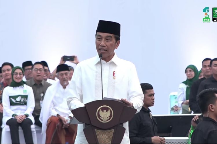 Presiden Joko Widodo berpidato di acara peringatan Hari Lahir ke-25 Partai Kebangkitan Bangsa (PKB) di Stadion Manahan, Solo, Minggu (23/7/2023).