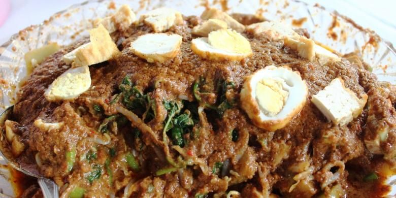 Lezatnya bumbu kacang yang tersiram diatas sayuran segar gado-gado Kampung Tugu.