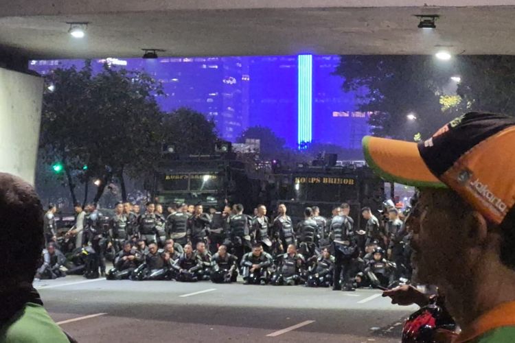 Massa Demo di Dekat Flyover Landokgi Bubar, Polisi Masih Bentuk Barikade